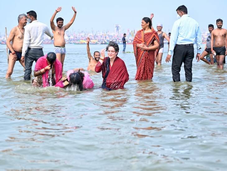 कांग्रेस महासचिव प्रियंका गांधी ने प्रयागराज में लगाई डुबकी, नाव भी चलाई, आनंद भवन में अनाथ बच्चों के साथ बिताया वक्त