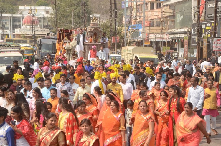 पंचकल्याणक महोत्सव  मंगल कलश घटयात्रा में  उमड़े जैन समाज के अनुयायी, हाथी - बग्गियों पर  सवार होकर अयोध्या नगरी पहुँचे इंद्र-इंद्राणी...